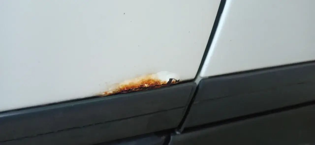 Zdjęcie Jak skutecznie pozbyć się rdzy z karoserii samochodowej – praktyczne porady i metody