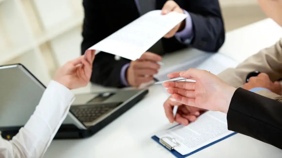 Zdjęcie Jakie dokumenty są potrzebne do wzięcia chwilówki, aby uniknąć problemów?