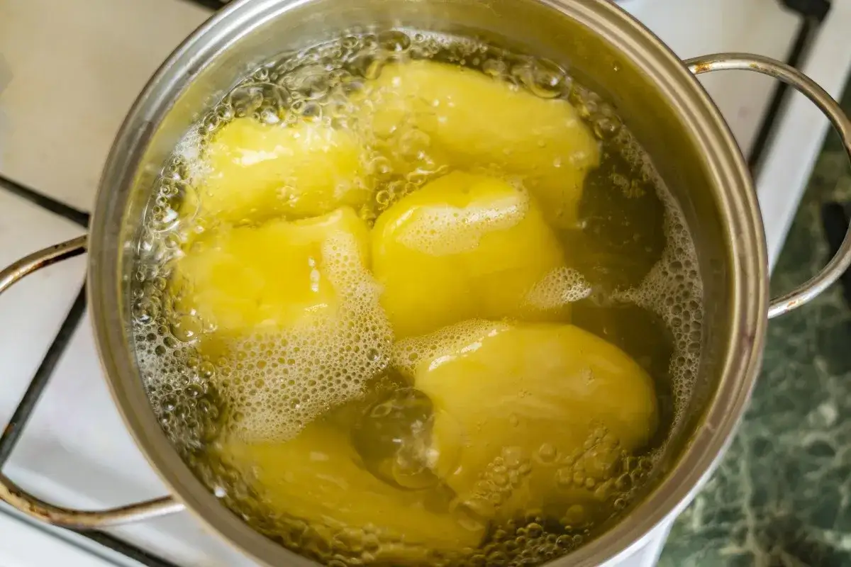 Zdjęcie Jak długo gotować ziemniaki na sałatkę, aby były idealnie miękkie