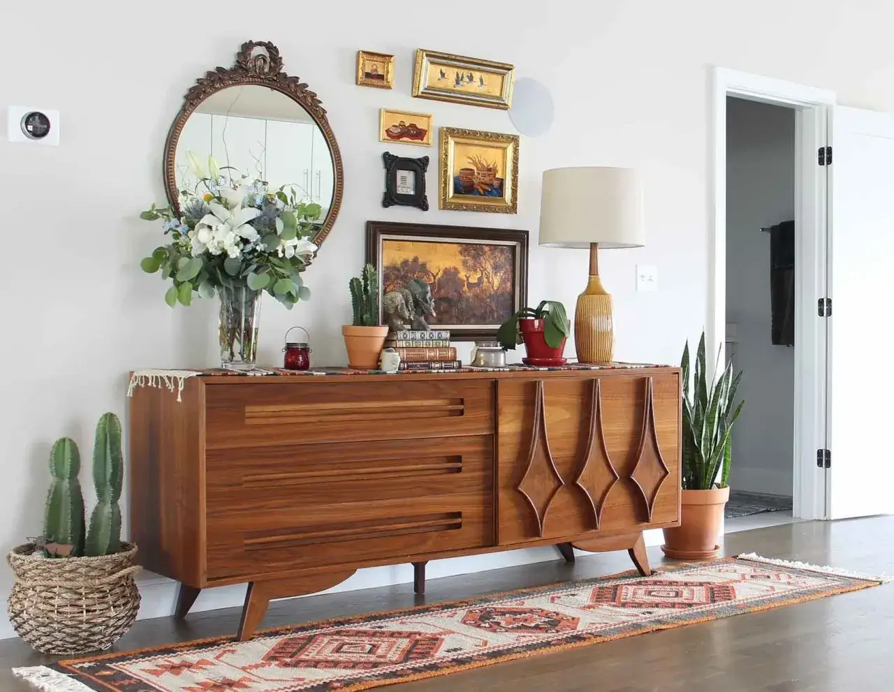 Zdjęcie Co na komodę do salonu: 15 pomysłów na stylowe dekoracje