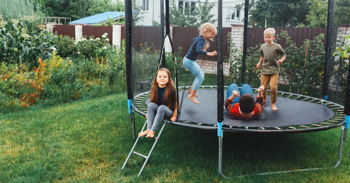 Zdjęcie Jak wybrać trampolinę ogrodową, aby zapewnić bezpieczeństwo i radość
