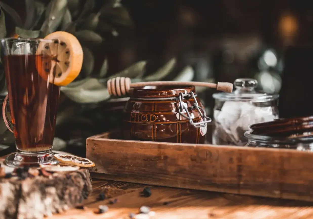 Zdjęcie Jak zrobić grzane piwo z miodem, by zachwycić gości w zimowe wieczory