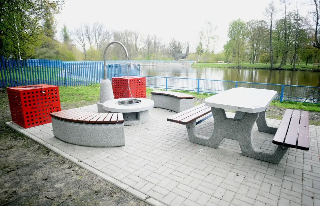 Miejsce idealne, gdzie można grillować, z ławkami i stołem piknikowym nad jeziorem.