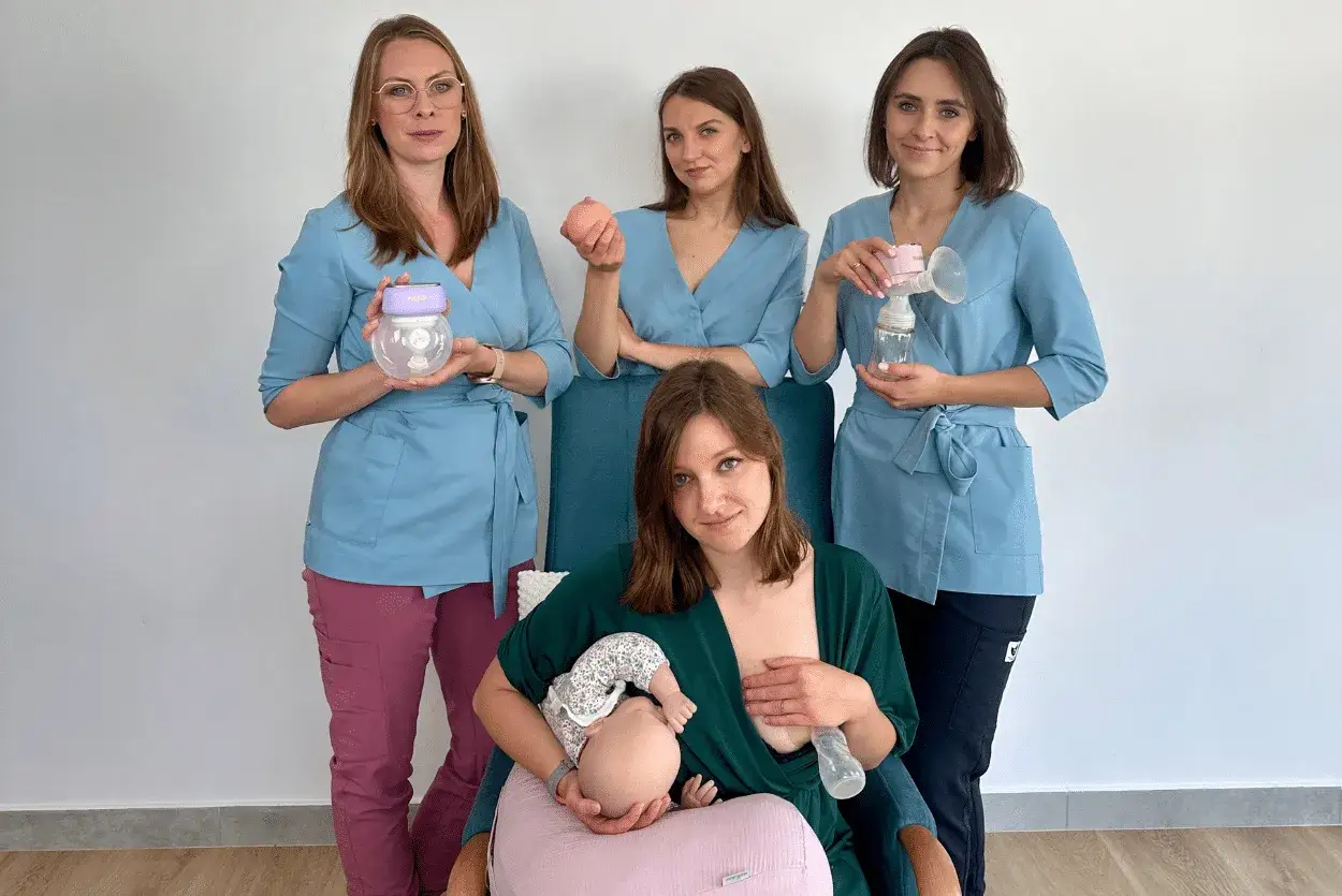 Zesp&oacute;ł wspiera laktację po cesarce. Kobiety prezentują laktatory i akcesoria do karmienia.