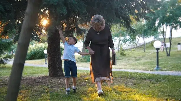 babcia z wnukiem w parku