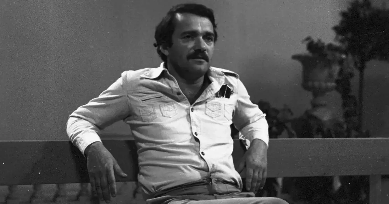 Zdzisław Wardejn, znany z wielu filmów, siedzi na ławce w jasnej koszuli.