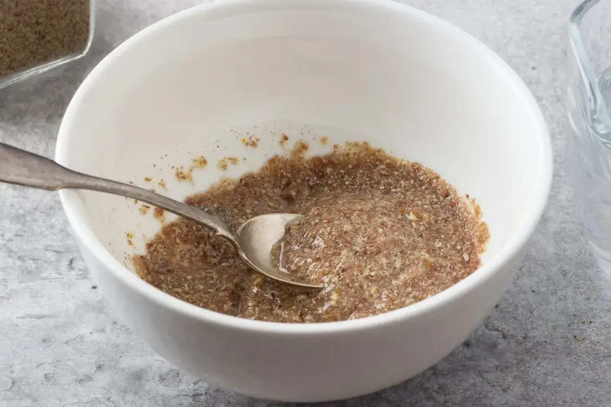 Mieszanka siemienia lnianego w misce, która może pomóc w trawieniu, a nie powodować zaparcia.