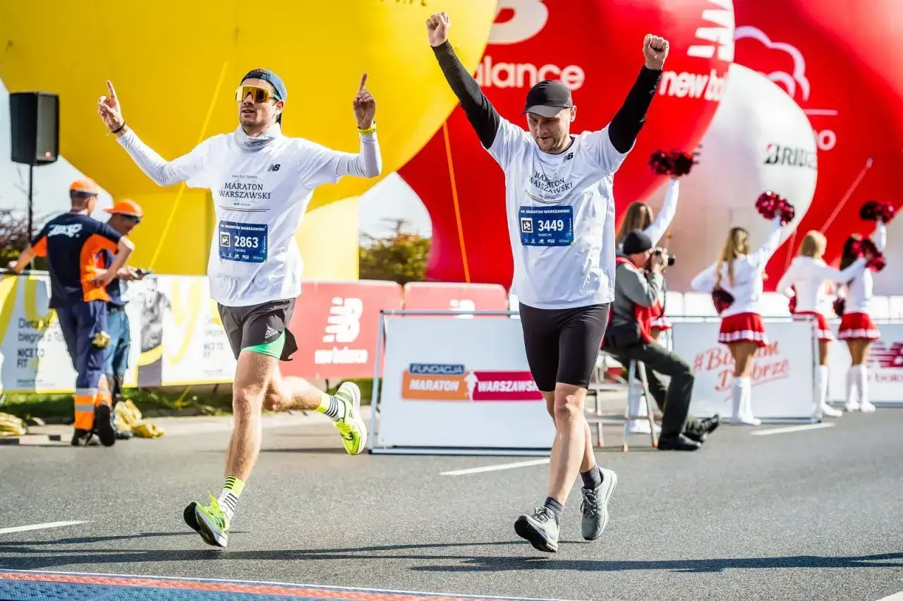 Biegacz na mecie maratonu, zaawansowany trening biegowy, siła biegowa