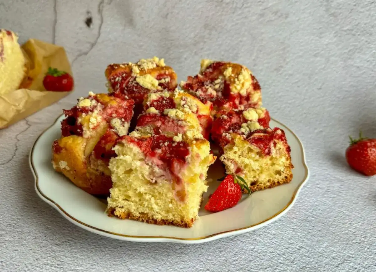 Pyszne ciasto drożdżowe bez zagniatania z truskawkami i kruszonką. Idealne na lato!