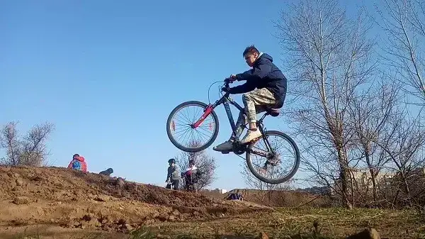 Zdjęcie Jak skakać na rowerze: unikaj błędów i naucz się techniki skoku