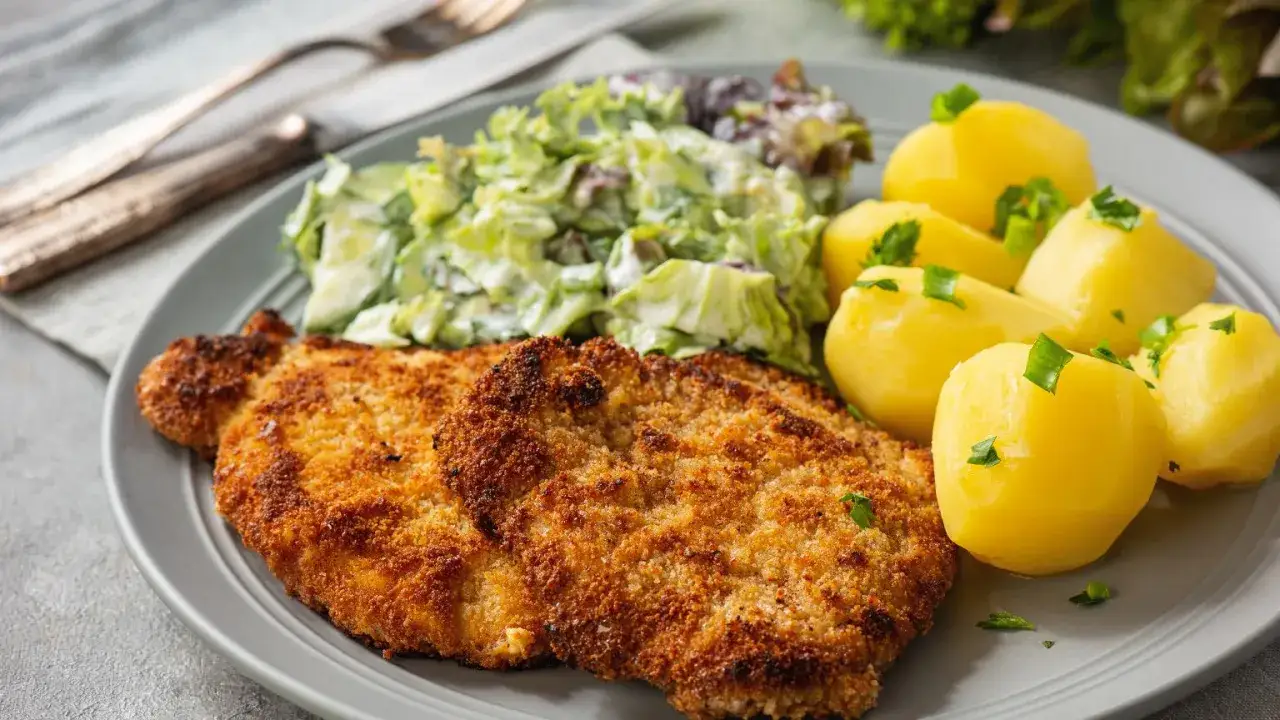 Schabowy z różnymi surówkami na talerzu