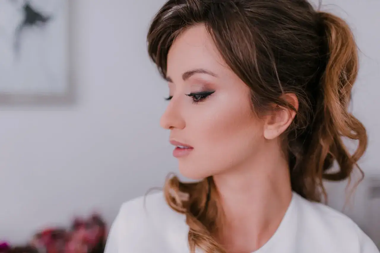kobieta z makijażem i prostą fryzurą