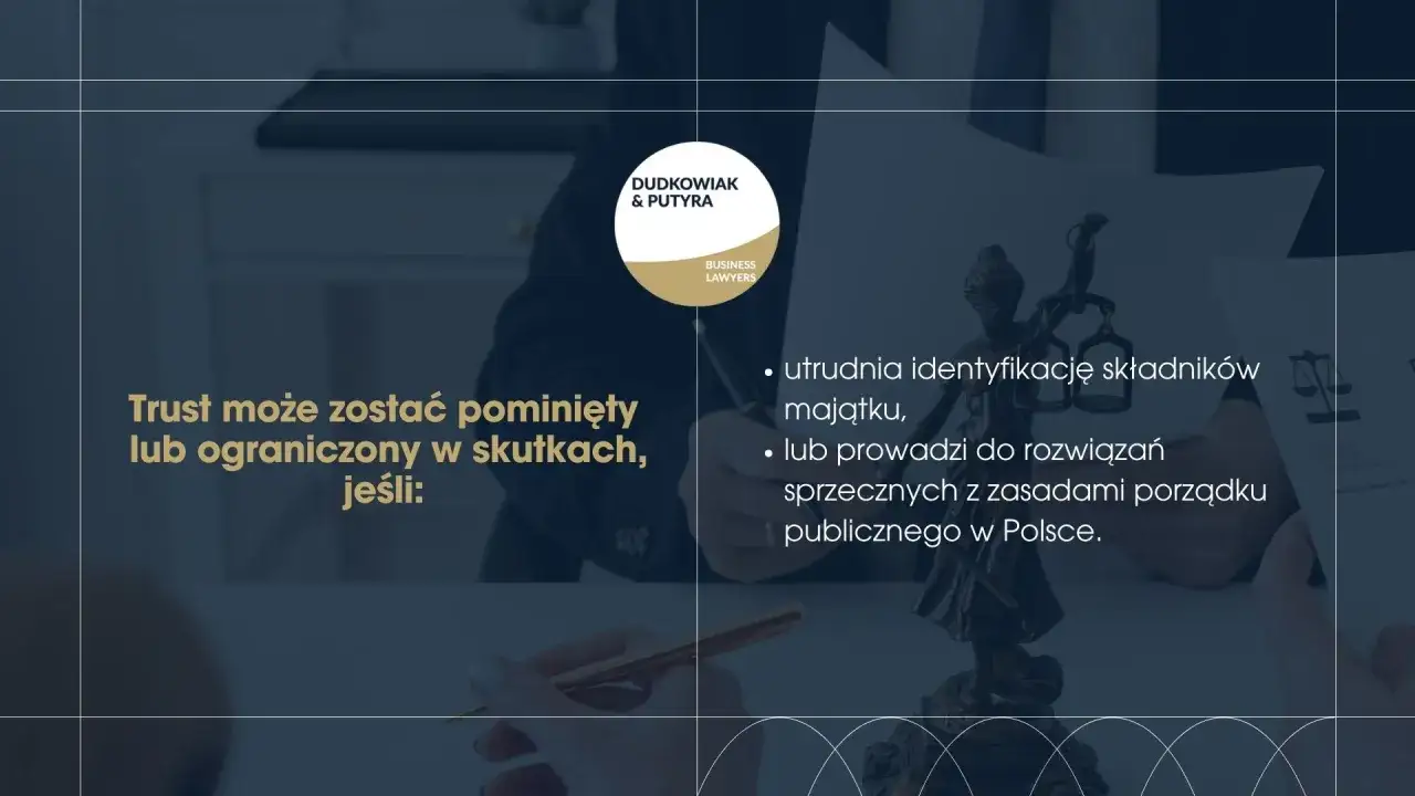 Fundusz powierniczy co to? Wizerunek prawnik&oacute;w i symbol sprawiedliwości. Tekst o ograniczeniach trust&oacute;w.
