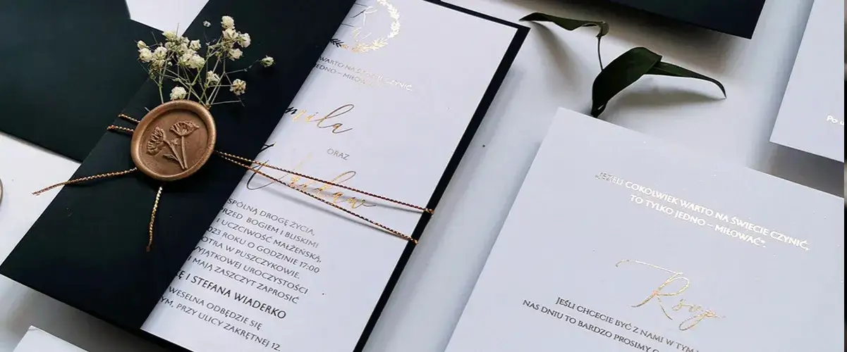 r&oacute;żne zaproszenia na stole urodzinowe ślubne biznesowe