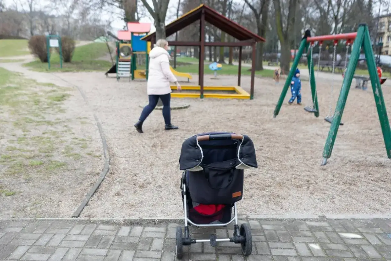 rodzic sprawdza informacje plac zabaw