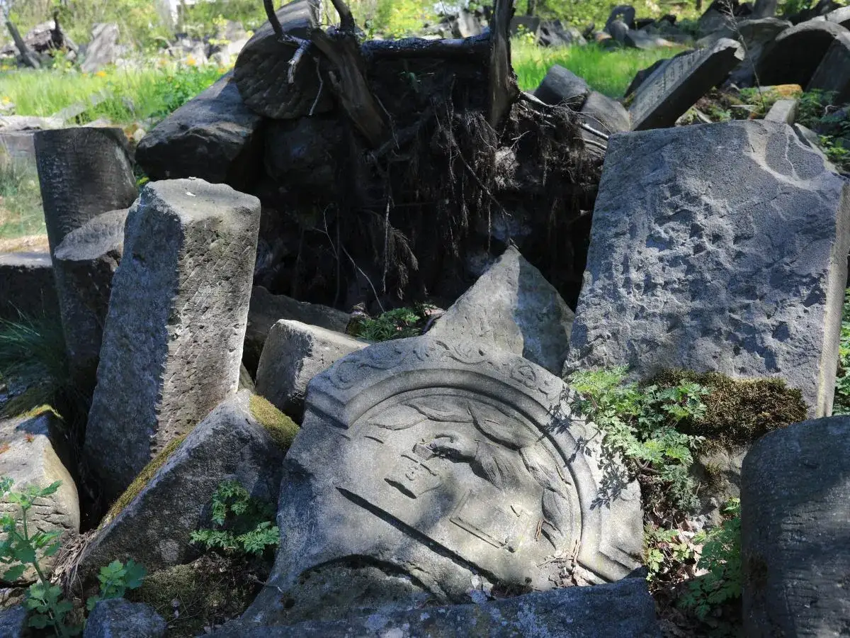 Kamyki na żydowskim grobie