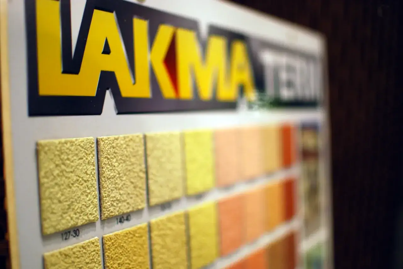 Próbki tynków zewnętrznych LAKMA TERM. Paleta kolorów od żółci po pomarańcz.