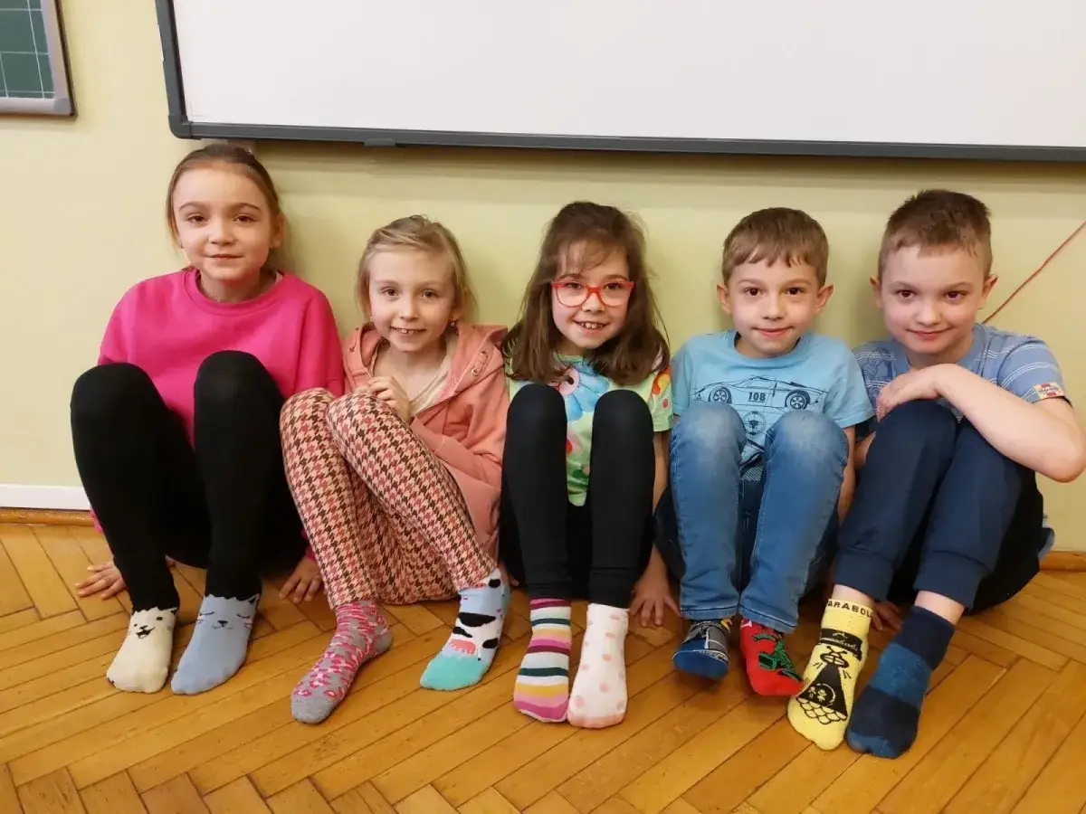 ludzie świętujący Dzień Kolorowej Skarpetki
