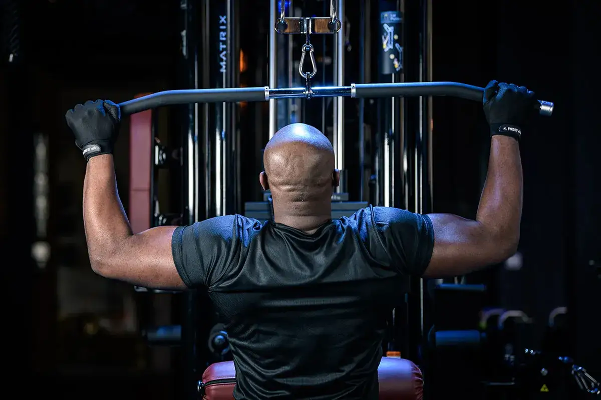 różne ćwiczenia na klatkę piersiową siłownia