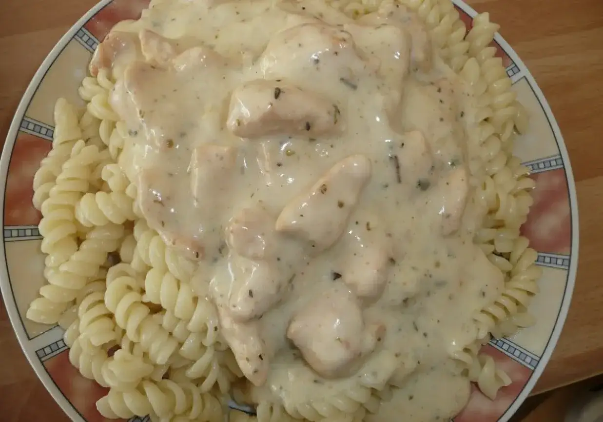 Fusilli z kurczakiem w kremowym sosie śmietanowo ziołowym. Pyszne danie, kt&oacute;re zachwyci każdego.