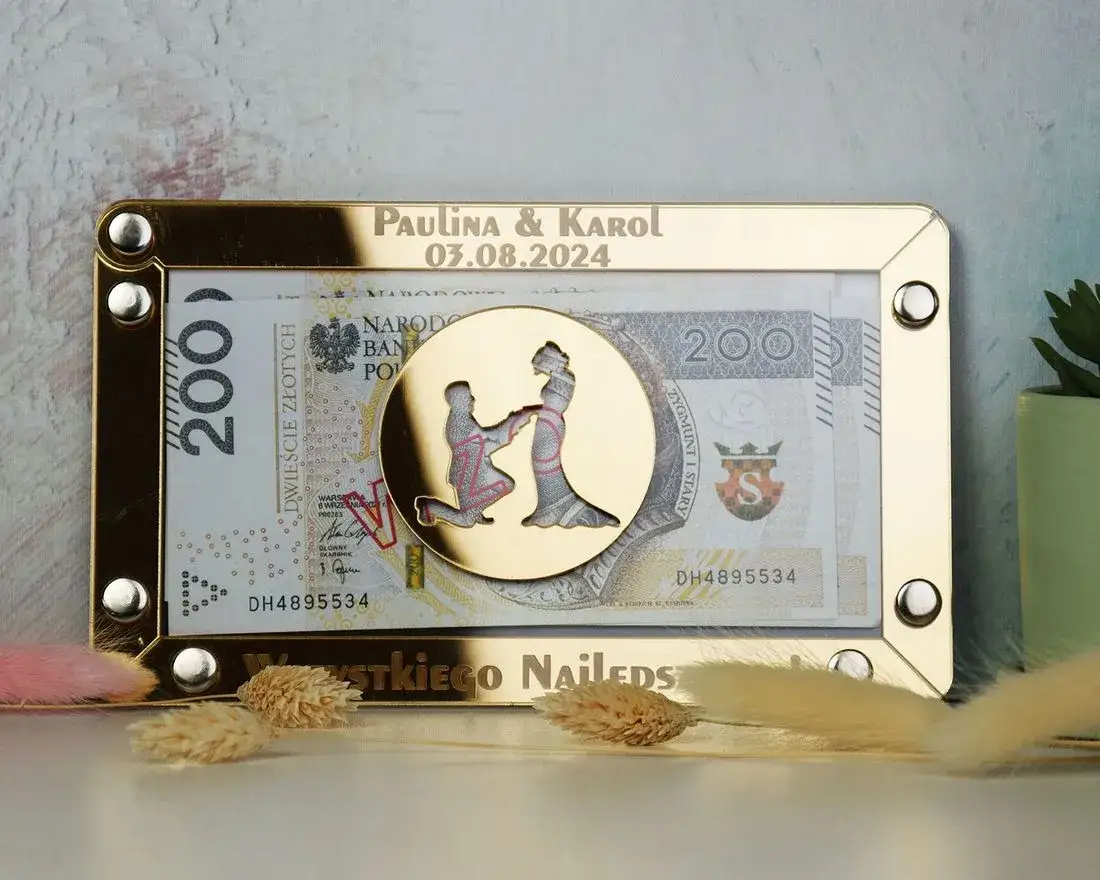 mały prezent i koperta z pieniędzmi