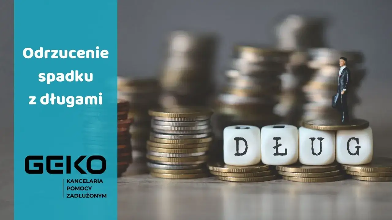 Odrzucenie spadku z długami. Kolejność dziedziczenia. Figurka biznesmena na stosie monet, obok kostki z napisem 