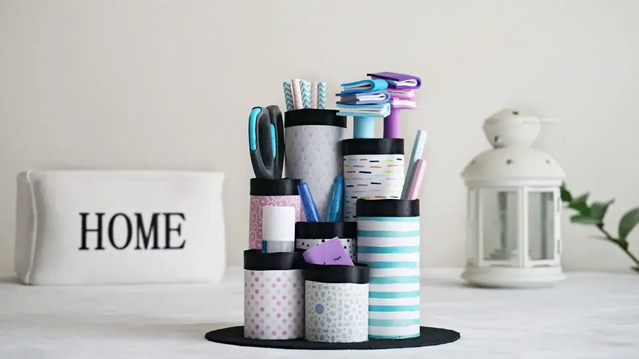 Kreatywne pomysły na to, co można zrobić z rolek po papierze toaletowym: organizer na biurko z kolorowych tub.