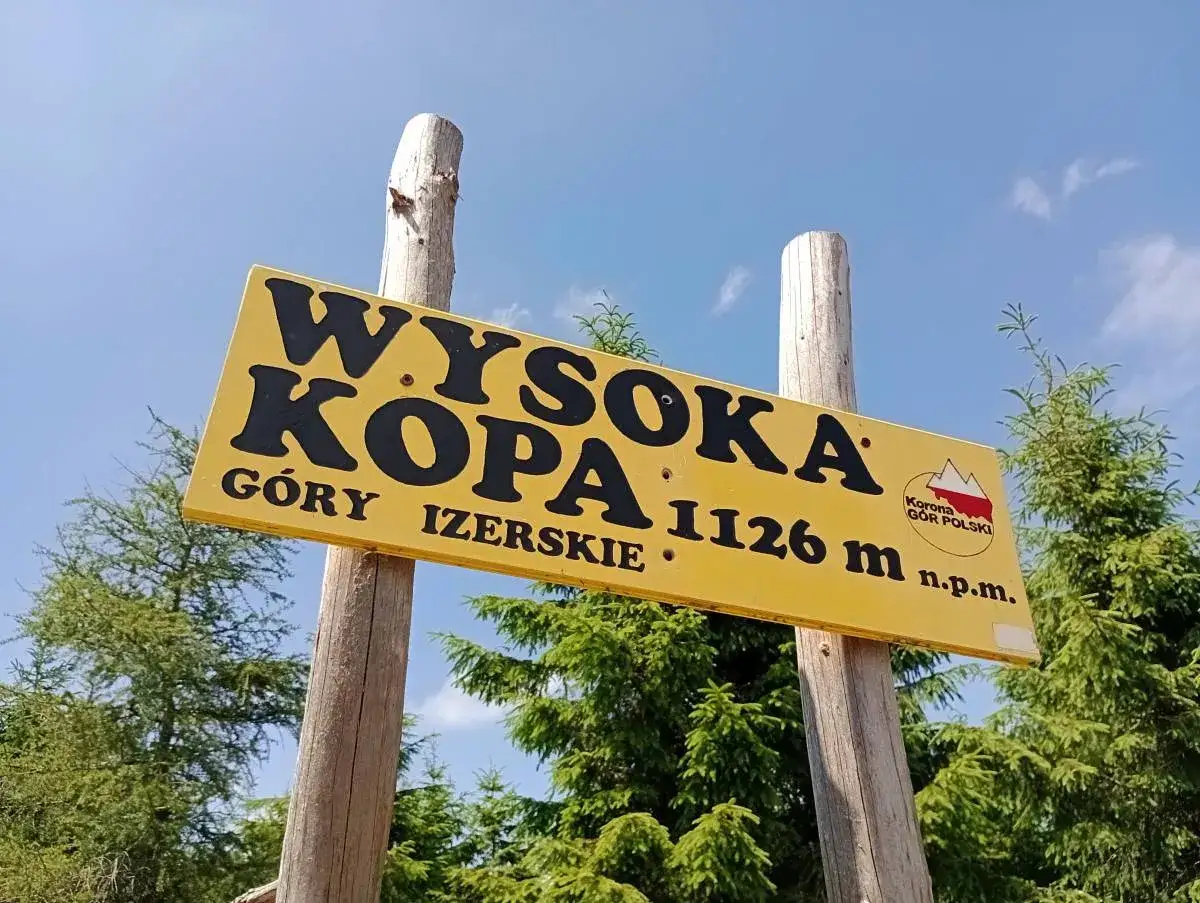Tablica informuje o najwyższym szczycie Gór Izerskich, Wysokiej Kopie (1126 m n.p.m.).