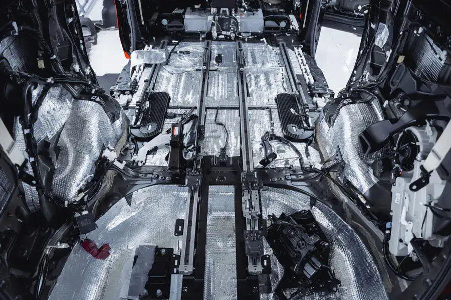 materiały wygłuszające do samochodu por&oacute;wnanie