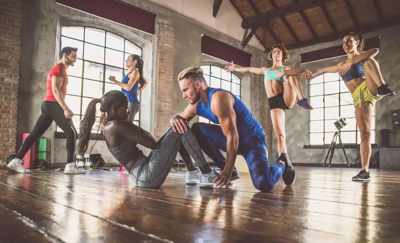 Przykładowy trening CrossFit w boxie, ludzie ćwiczą razem