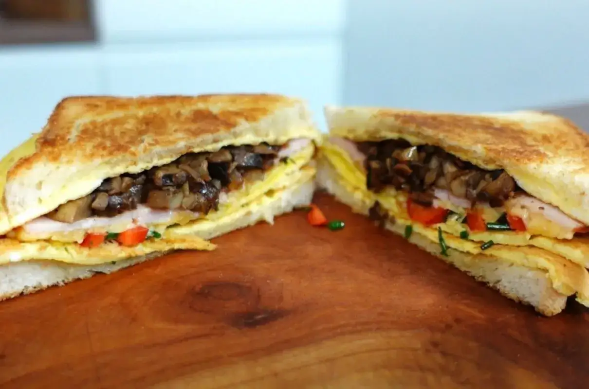 Pyszne tosty z pieczarkami, jajkiem i warzywami, idealne na śniadanie lub szybki lunch.