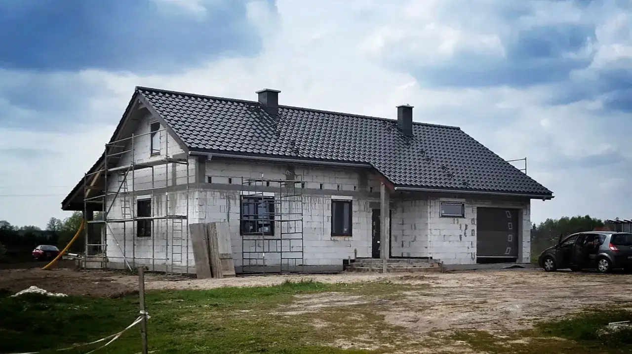 budowa domu w trakcie postępu