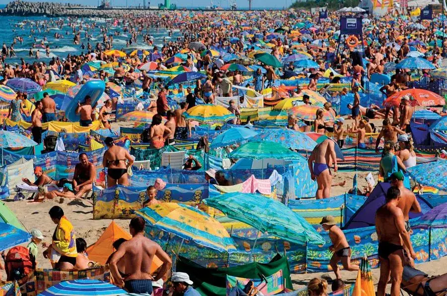 Plaża bałtycka z parawanem i ludźmi odpoczywającymi