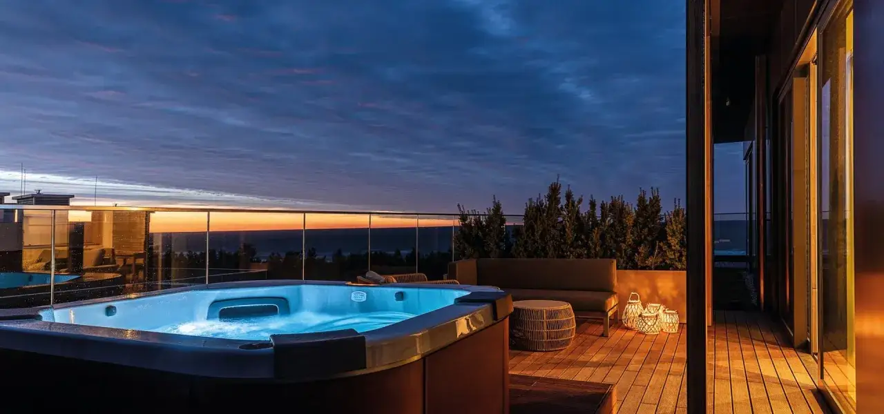 Idealny romantyczny weekend dla dwojga nad morzem. Jacuzzi na tarasie z widokiem na zachód słońca.