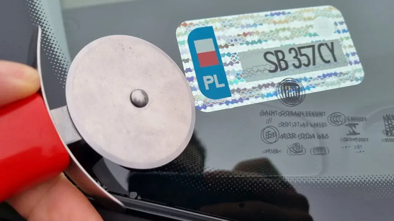 Narzędzie do usuwania naklejek z samochodu, np. z szyby, z polską tablicą rejestracyjną SB 357CY.