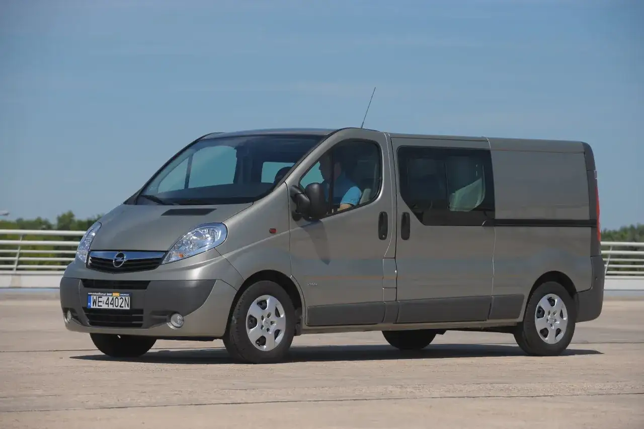 Szary Opel Vivaro na parkingu, kierowca w niebieskiej koszulce. Zastanawiasz się nad opel vivaro spalanie?