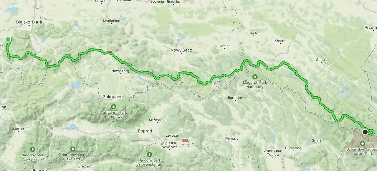 Mapa z zaznaczonym zielonym szlakiem, biegnącym przez Beskidy od Bielska-Białej po Użański Park Narodowy.