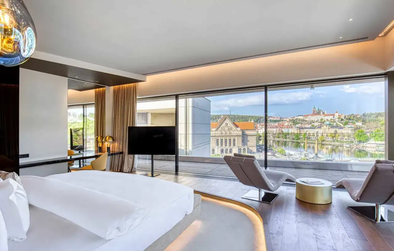 Luksusowy pok&oacute;j z widokiem na Pragę. Zastanawiasz się, ile kosztuje nocleg w Pradze? Ten widok jest bezcenny!