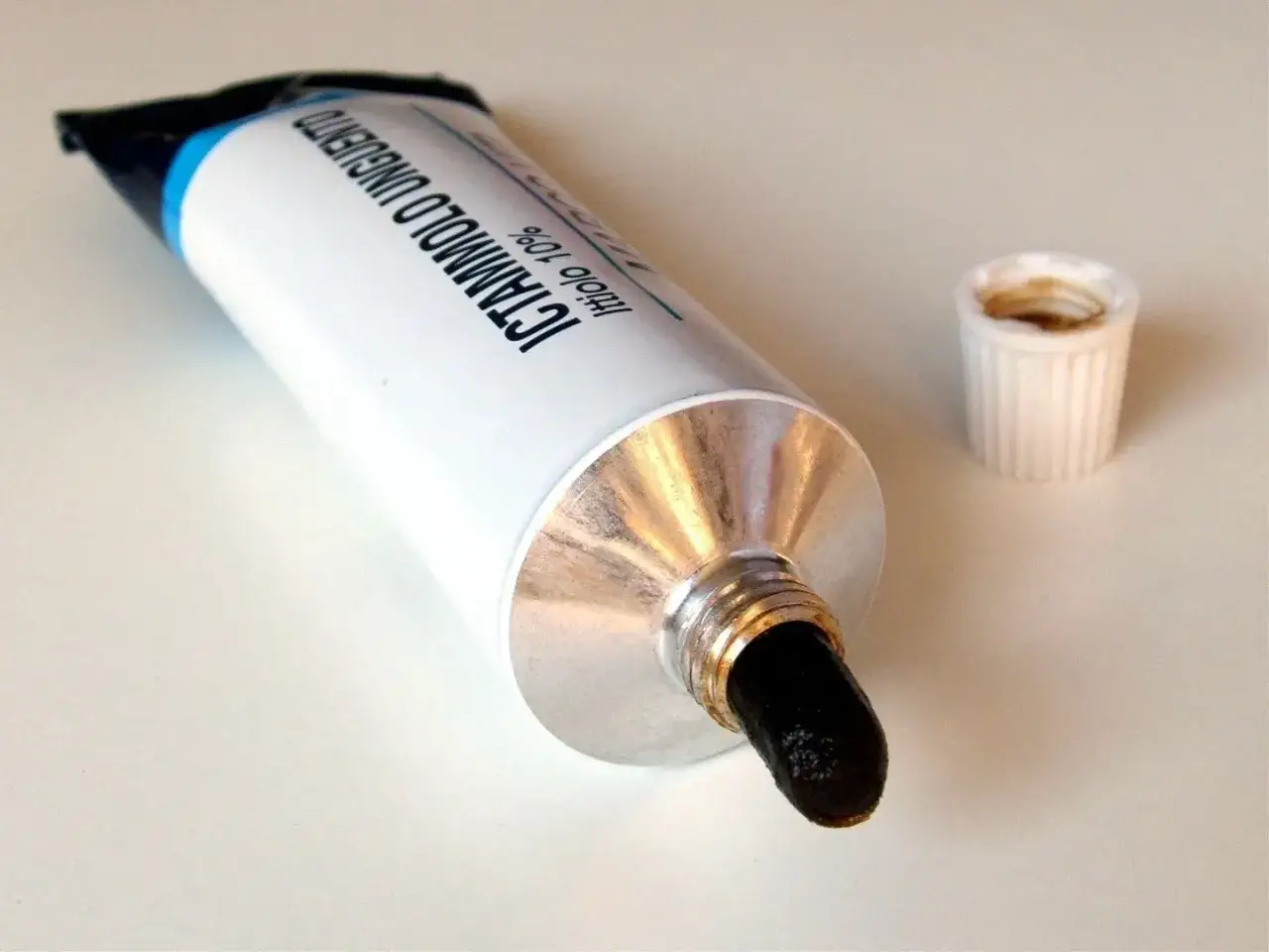 maść ichtiolowa, plasterki na pryszcze, apteczne preparaty na trądzik