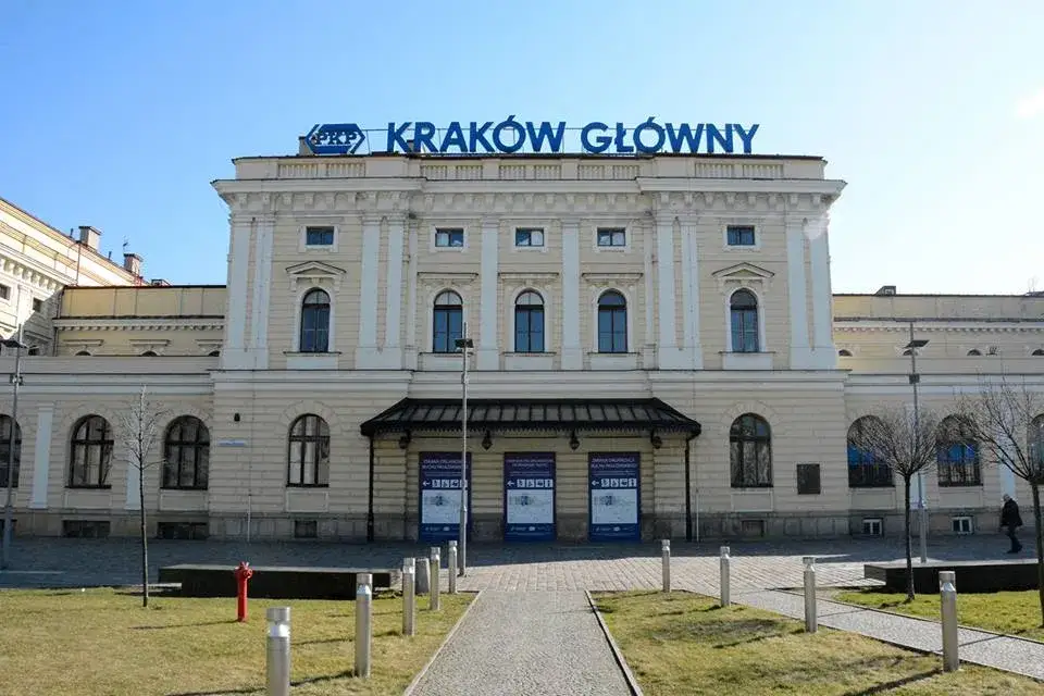 Dworzec Krak&oacute;w Gł&oacute;wny z zewnątrz