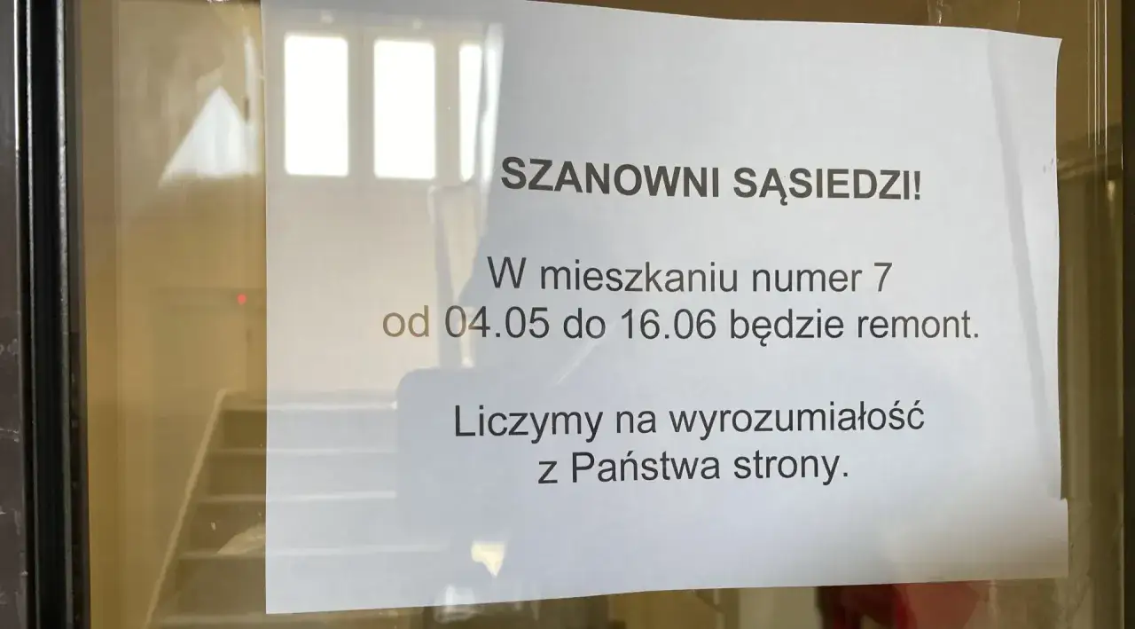 Kartka informacja o remoncie na klatce schodowej