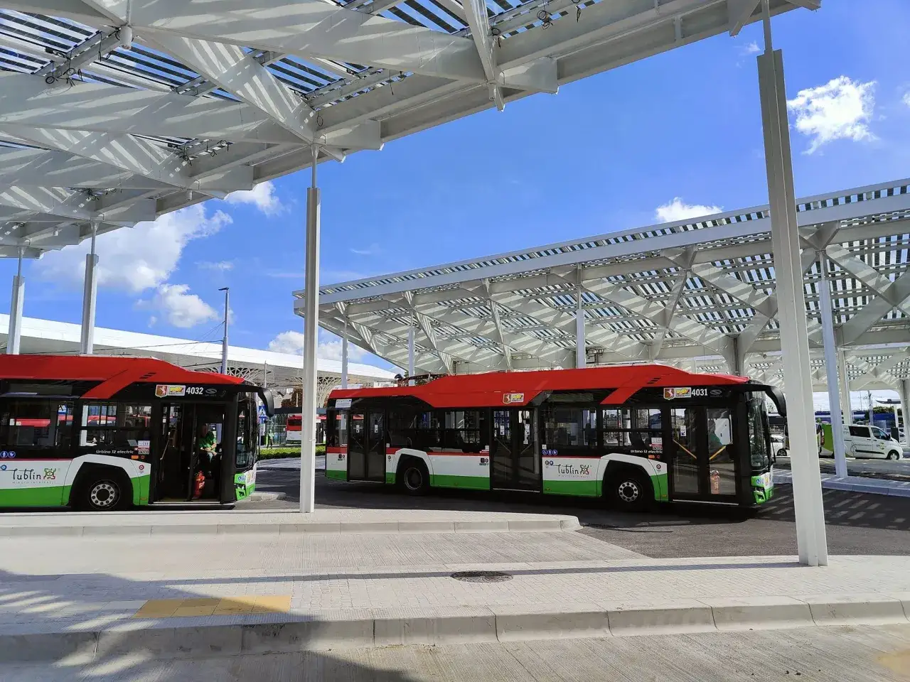 Nowe autobusy miejskie czekają na pasażerów na nowoczesnym dworcu. Chcesz wiedzieć, jak dojechać do Lublina? Sprawdź rozkład jazdy!