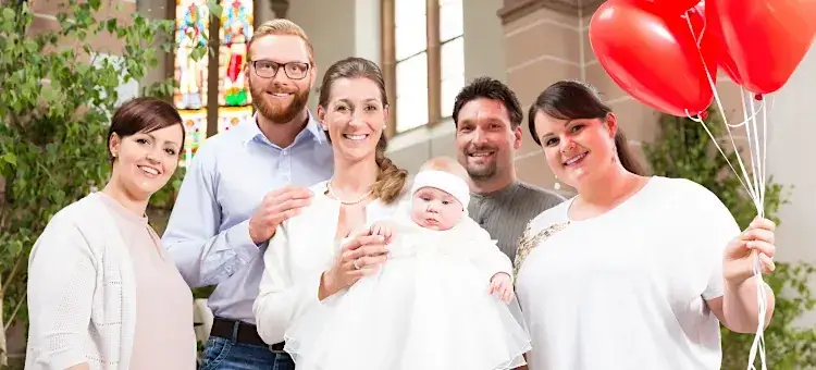 szczęśliwa rodzina na przyjęciu z okazji chrzcin