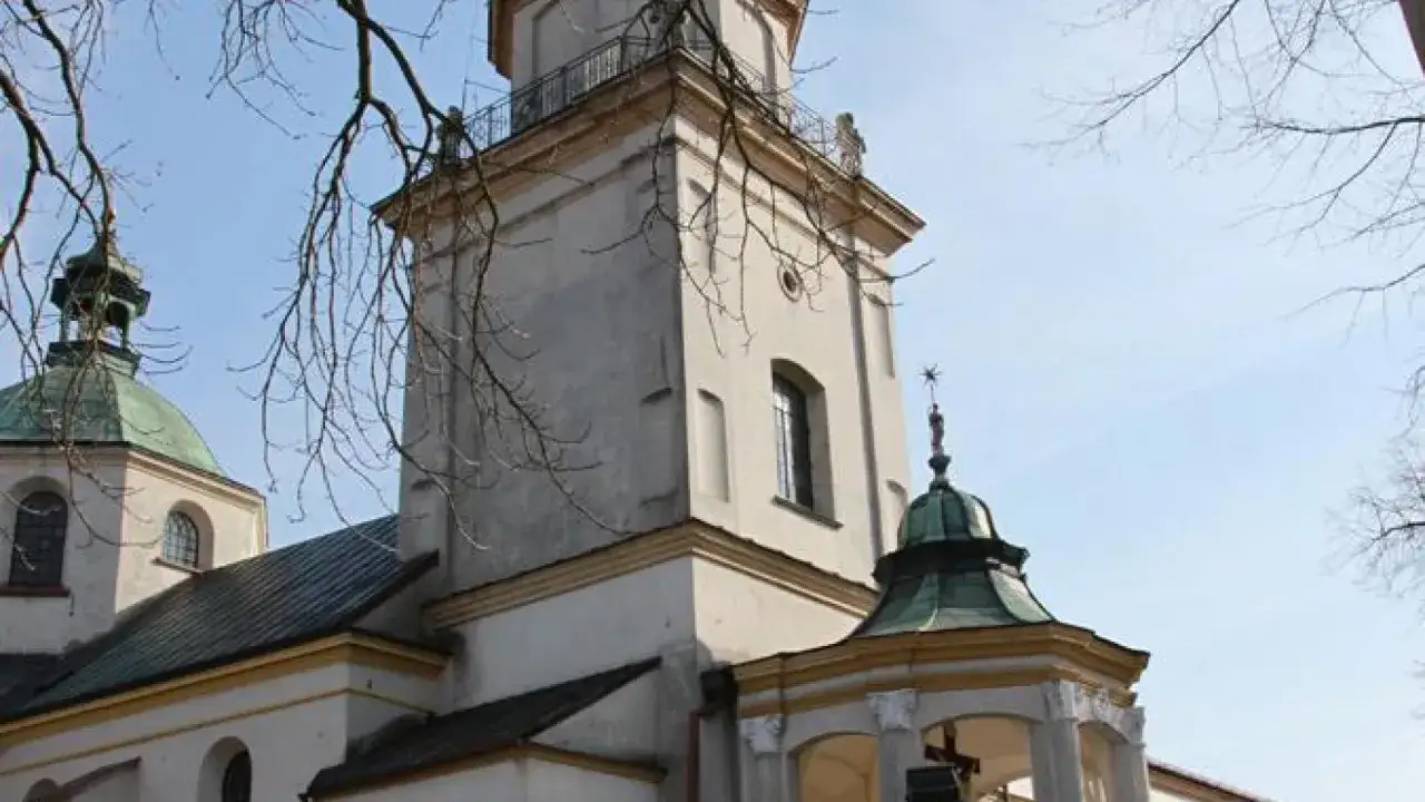 Wieża kościelna i zielona kopuła w miejscowości Święta Anna.
