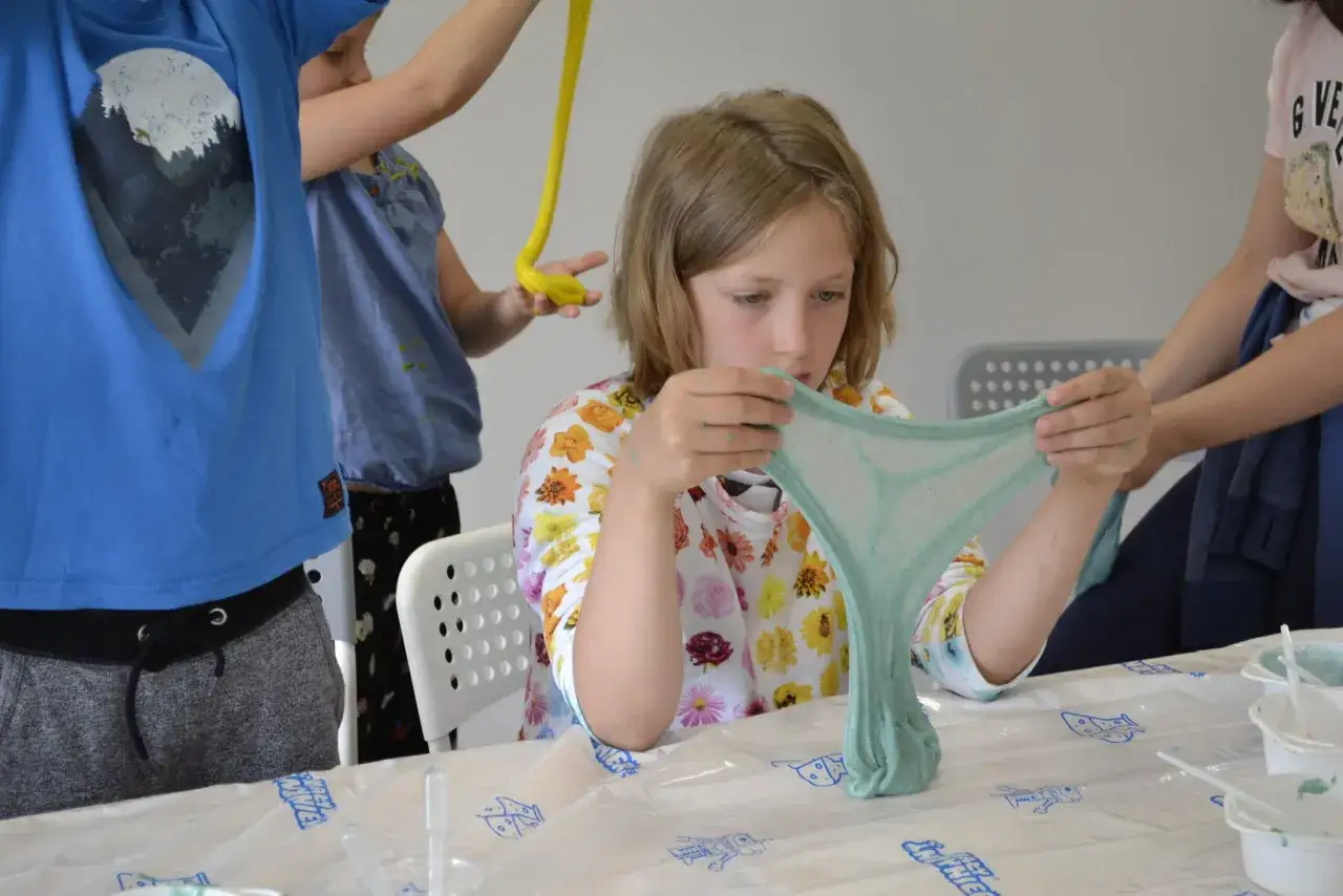 dzieci robiące slime na urodzinach