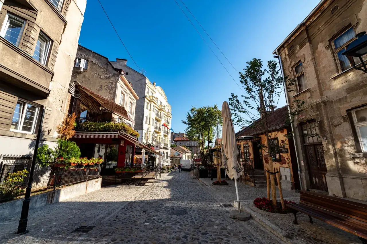 zatłoczona ulica w Belgradzie turyści