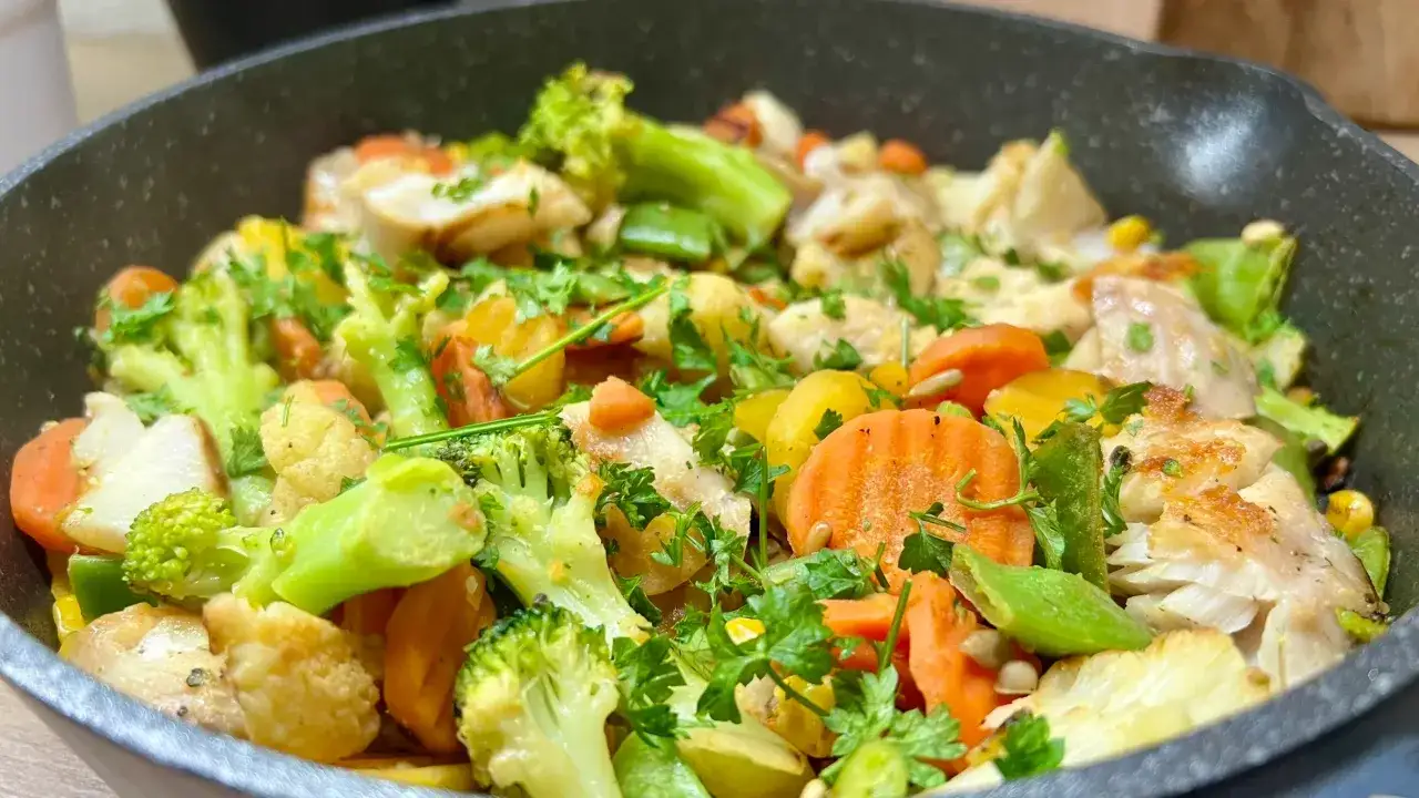 Pyszna ryba z warzywami na patelni – idealne danie, co do ryby na obiad. Brokuły, marchewka, kalafior i fasolka szparagowa.