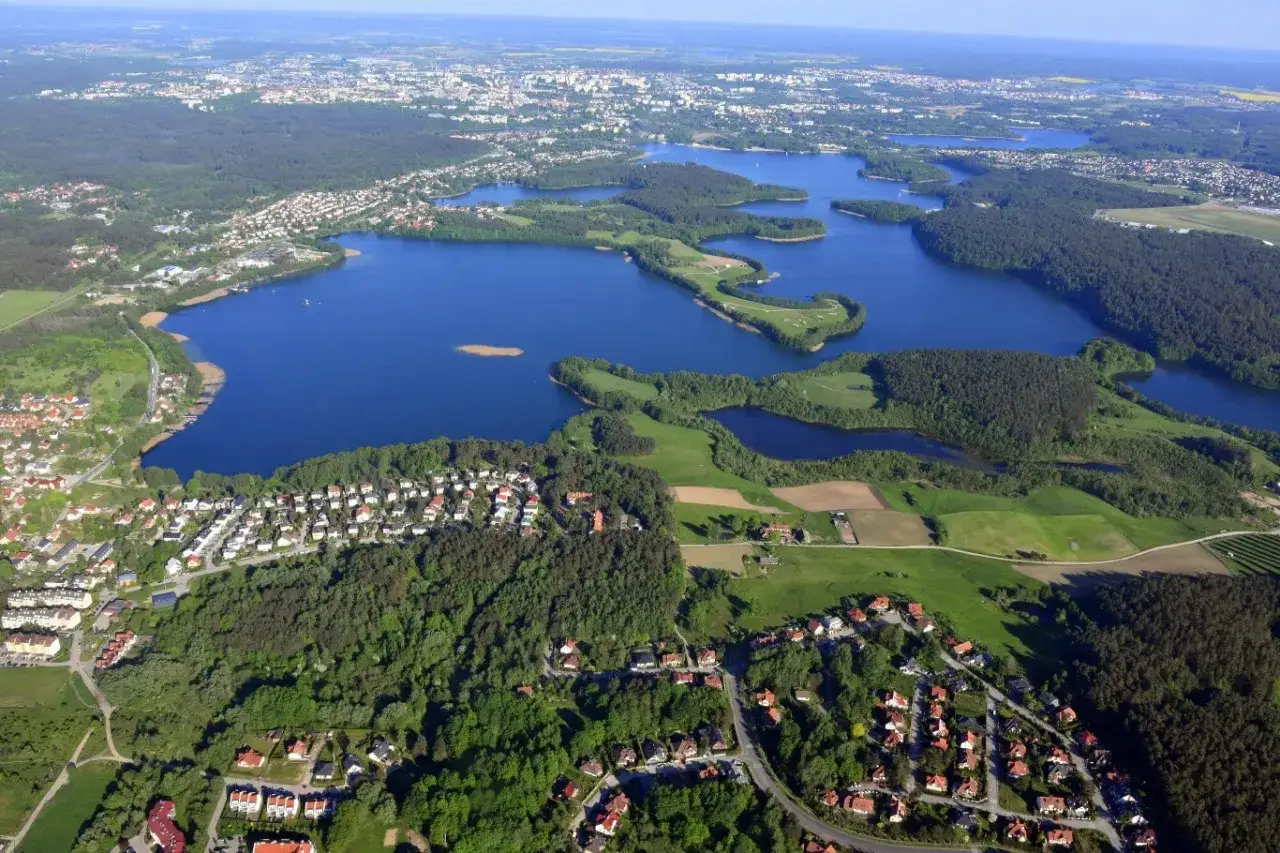Olsztyn z lotu ptaka ukazuje liczne jeziora, tworząc malowniczy krajobraz. Trudno jednoznacznie określić, ile jest jezior w Olsztynie, ale widok sugeruje ich wiele.