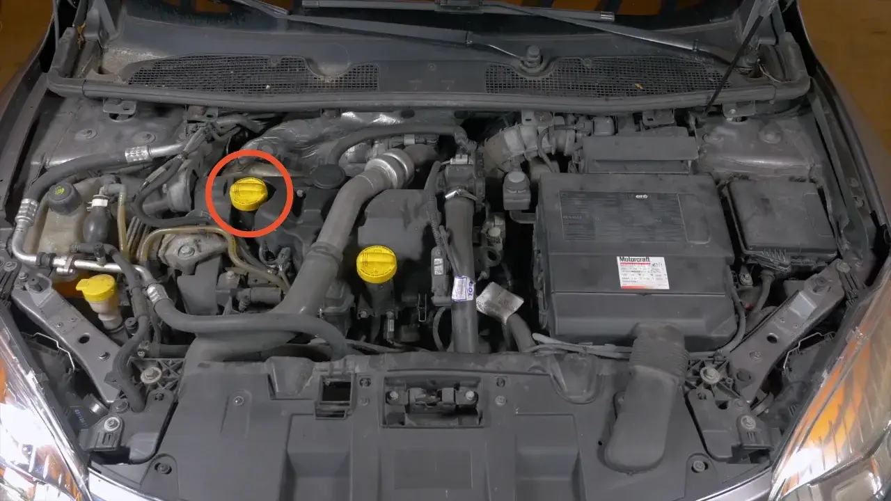 moteur Renault 1.5 dCi avec bidon d'huile moteur