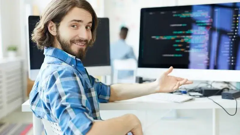 Zdjęcie Ile zarabia technik informatyk? Poznaj zaskakujące fakty o pensjach